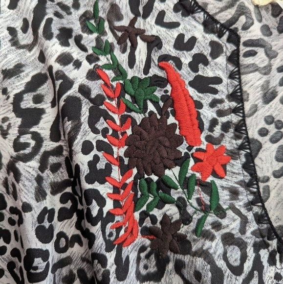 FLORAL embroidered satin bat arm blouse - Picture 3 of 11